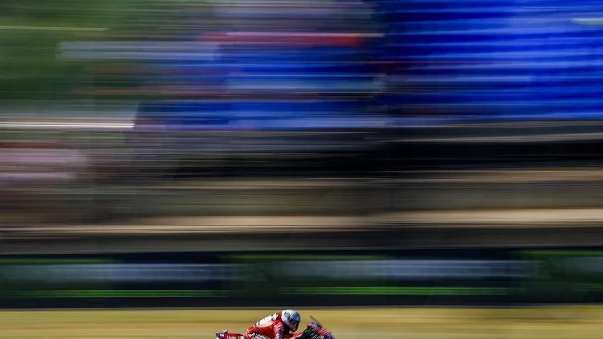 Marc Márquez suma su segunda victoria consecutiva y aprovecha la penalización de Bezzecchi en Brno