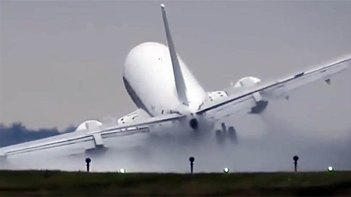 Espectacular aterrizaje de un avión