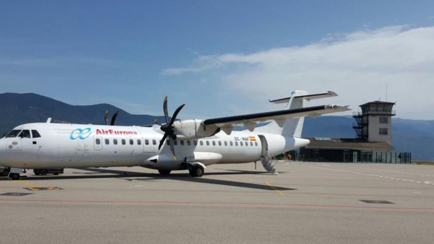 Un avió de AirNostrum en proves a l&#039;aeroport.