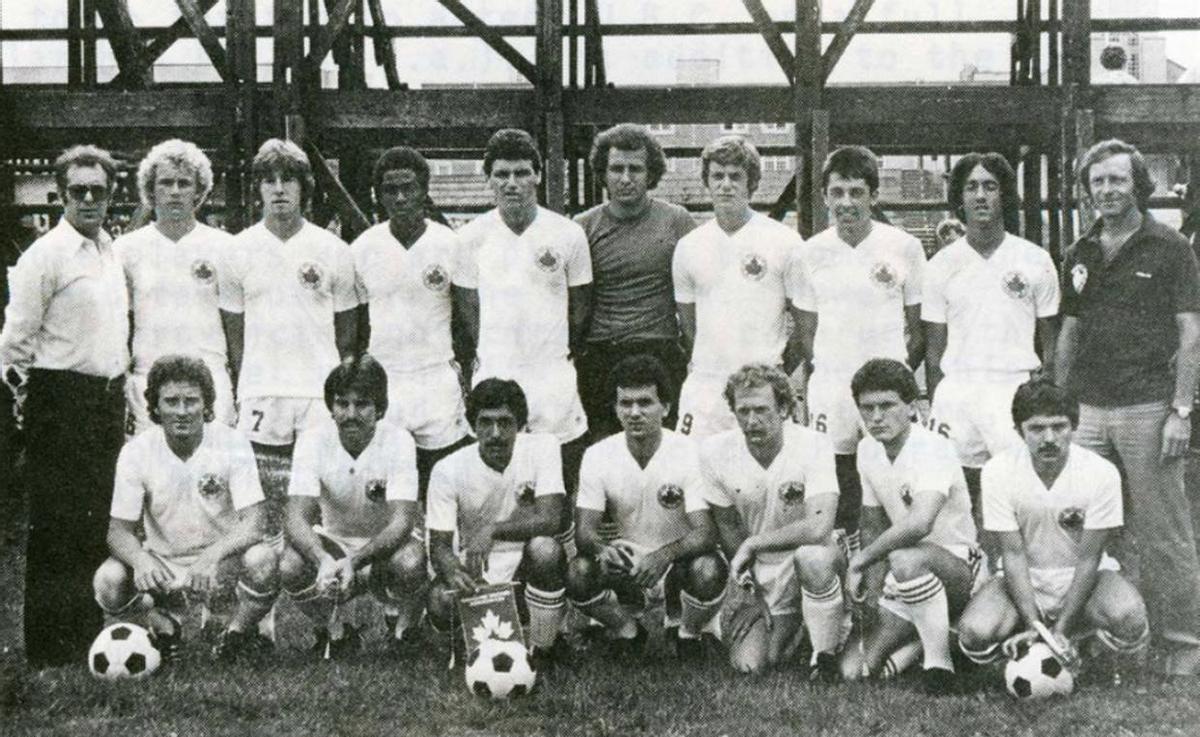 La selección de Canadá en la universida de México, Óscar sujeta el banderín en la fila de abajo.