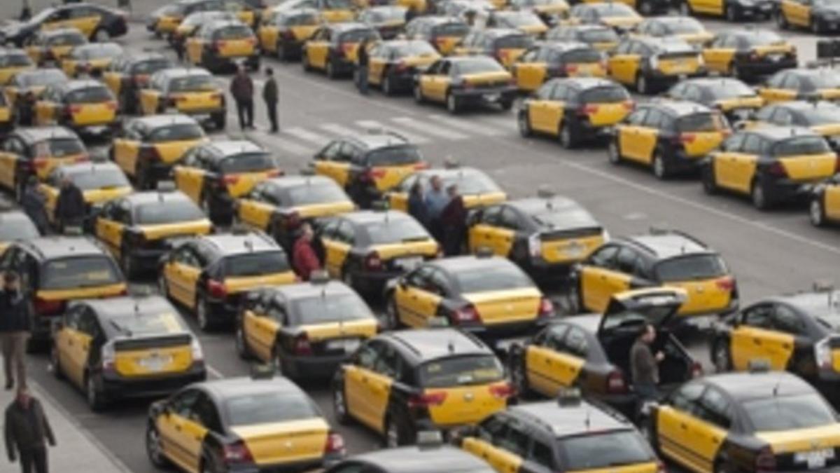 Colas de taxis en la parada de la estación de Sants de Barcelona