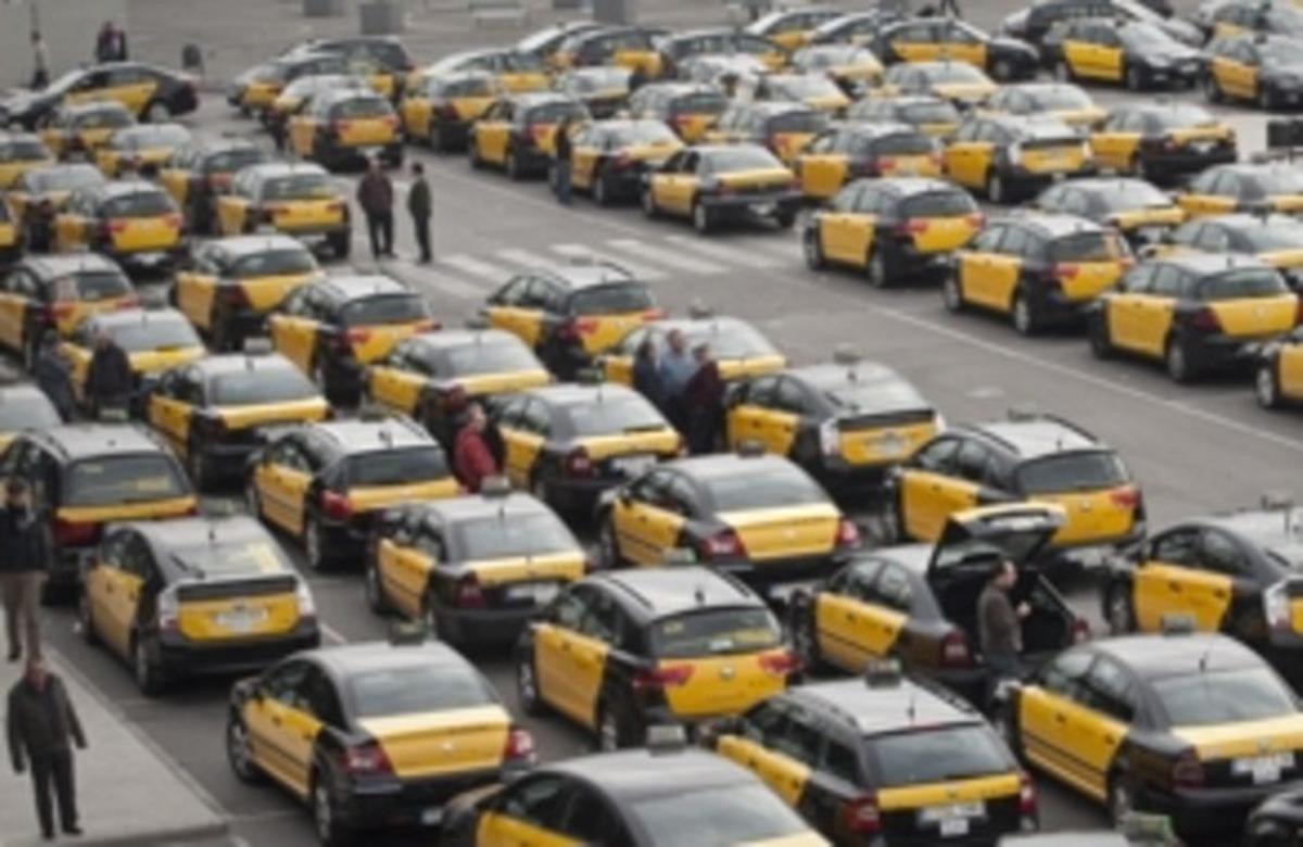Colas de taxis en la parada de la estación de Sants de Barcelona, el pasado enero.