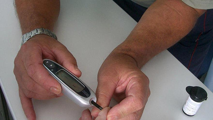 Una persona se hace un análisis rutinario para detectar la diabetes.
