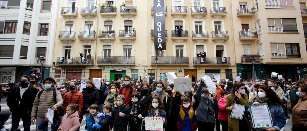 Protesta en la calle Turia por el desalojo de una finca para convertirla en pisos turísticos.