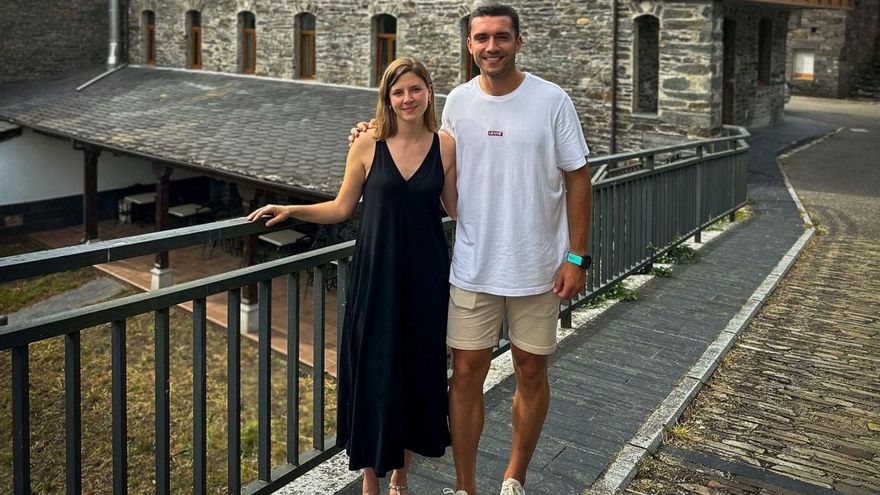 Elena Martínez y Enol Méndez ante el hotel rural de Cecos.