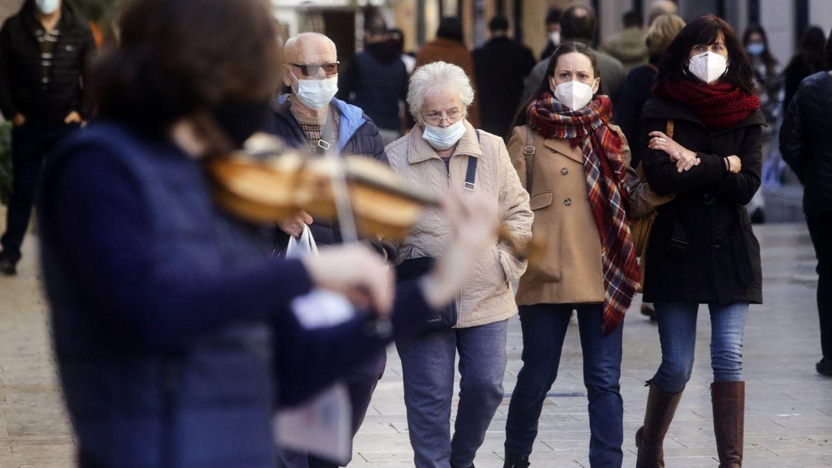 Imagen de archivo de gente paseando por el centro de València.
