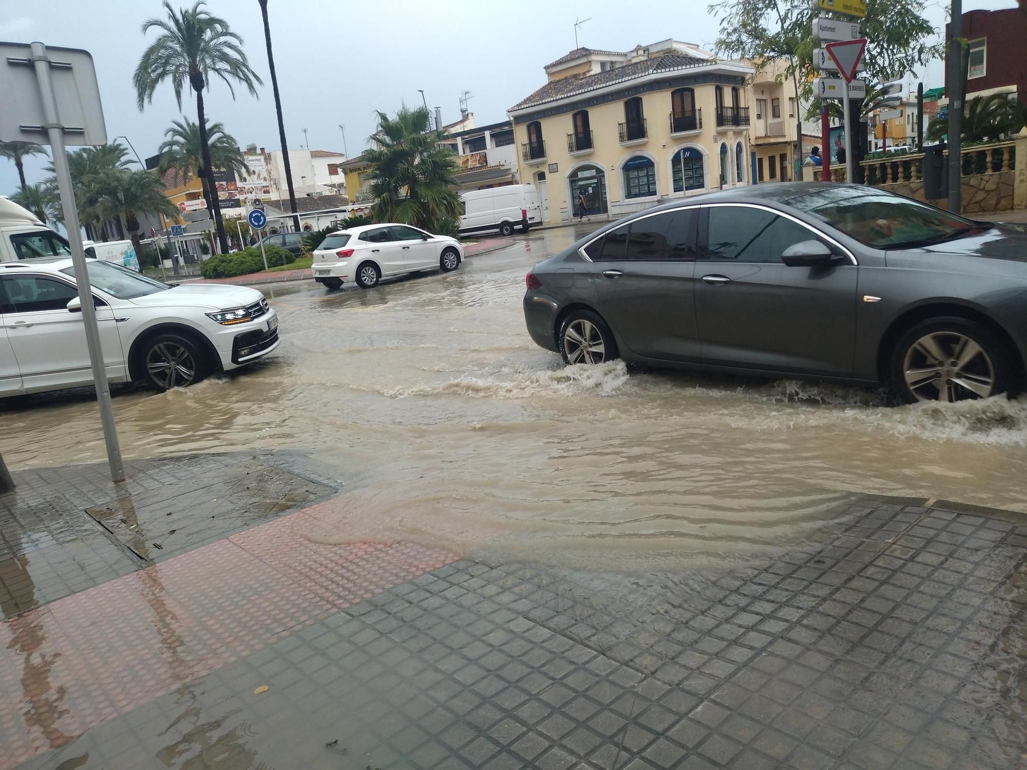 Una impresionante tromba de agua inunda calles y atrapa coches en Dénia