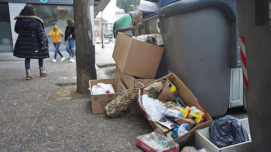 Deixalles fora dels contenidors en un carrer de Girona, en una imatge d&#039;arxiu.