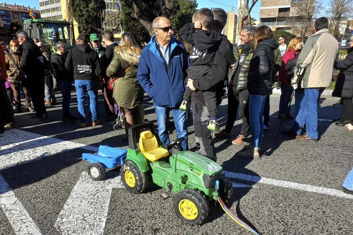 Los agricultores han colapsado este domingo al mediodía el centro de Tarragona con una manifestación con una treintena de tractores y vehículos para protestar contra el acuerdo de libre mercado UE-Mercosur. EFE/Javier Díaz
