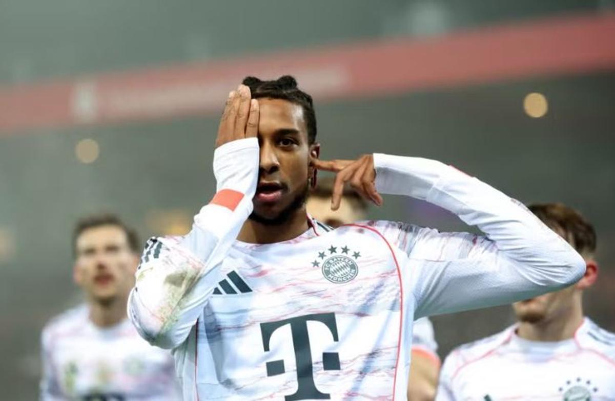 Michael Olise celebra su gol contra el Heidenheim.