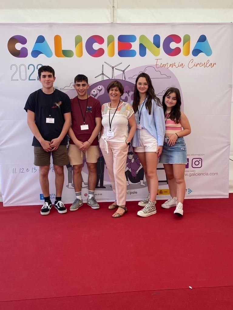 La tutora del proyecto, Ana Piñeiro, con los dos alumnos del Cultivo hidropónico automatizado" y las dos alumnas de "Pondal Nature"