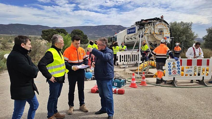 El alcalde habla con los técnicos en el lugar de la reparación.