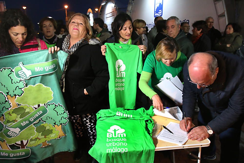 Un centenar de personas se concentran en la plaza de la Marina para pedir la construcción de un gran parque en los antiguos terrenos de Repsol.