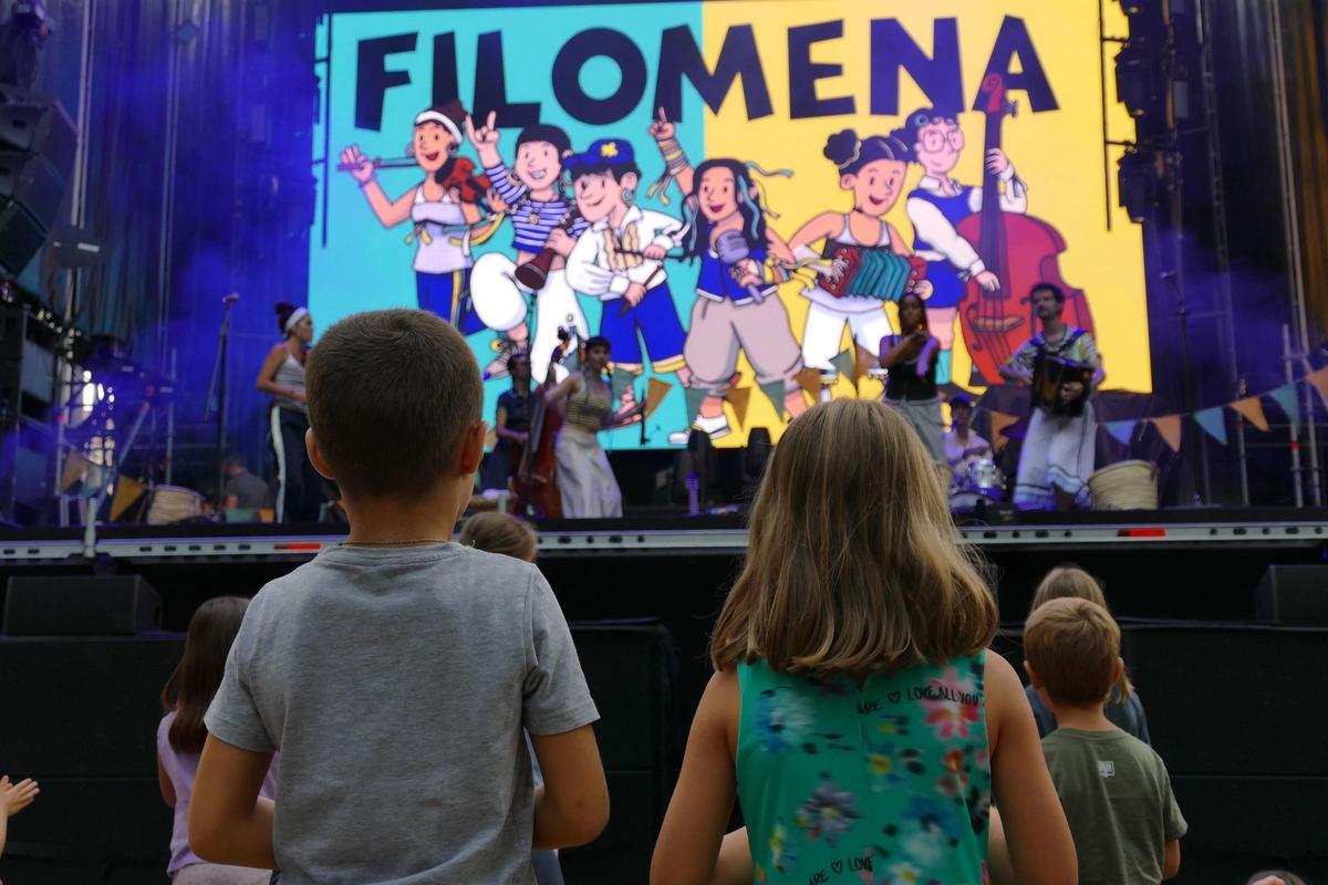 EN IMATGES | L'Acústica celebra la seva segona nit amb un ambient festiu i reivindicatiu