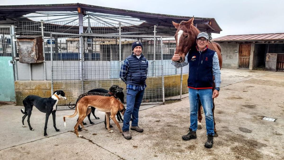 Los hermanos Castrillo con uno de sus galgos