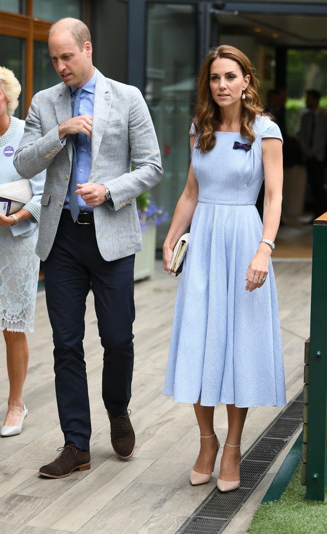 Los Duques de Cambridge con looks en color azul