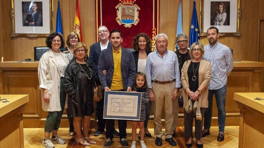 Javier López Fraiz, con su familia en el salón de plenos de la Diputación de Ourense. // Brais Lorenzo