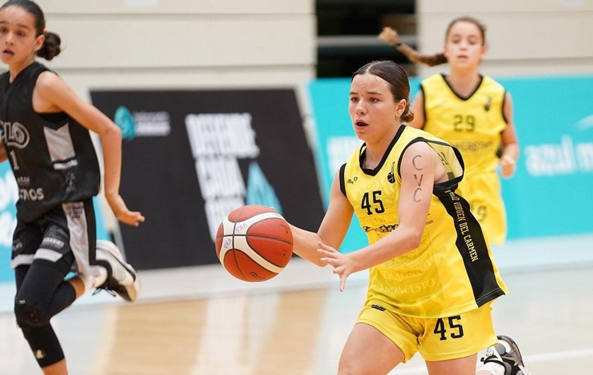 Un partido de baloncesto de categoría mini.