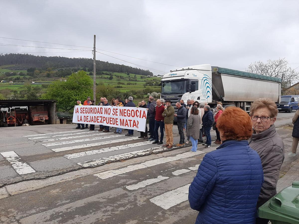 Los vecinos, cortando el tráfico en San Cucao de Llanera