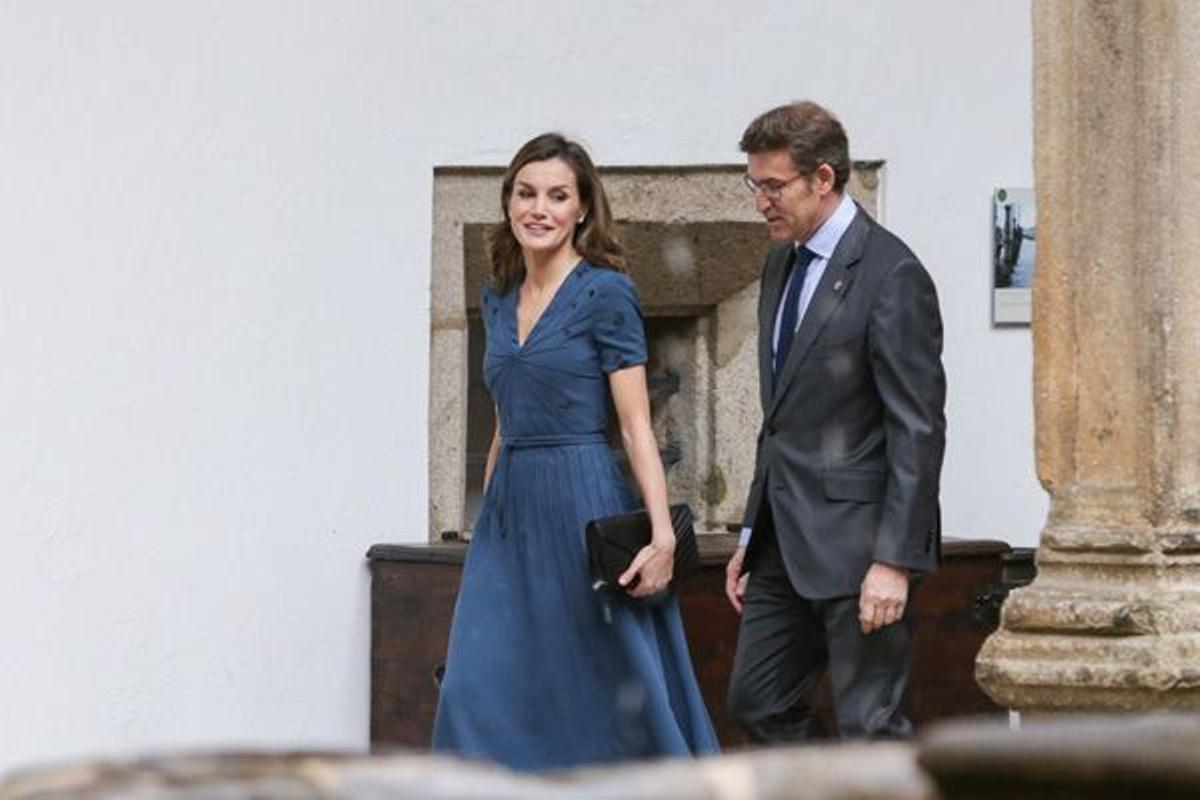 Letizia Ortiz en Santiago de Compostela con vestido de manga corta en color azul y escote de pico