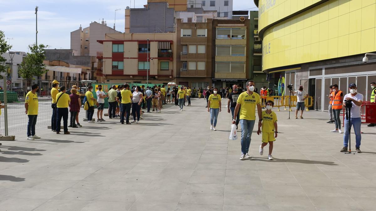 El Estadio de La Cerámica ha vuelto a tener colas después de más de un año cerrado por la pandemia.