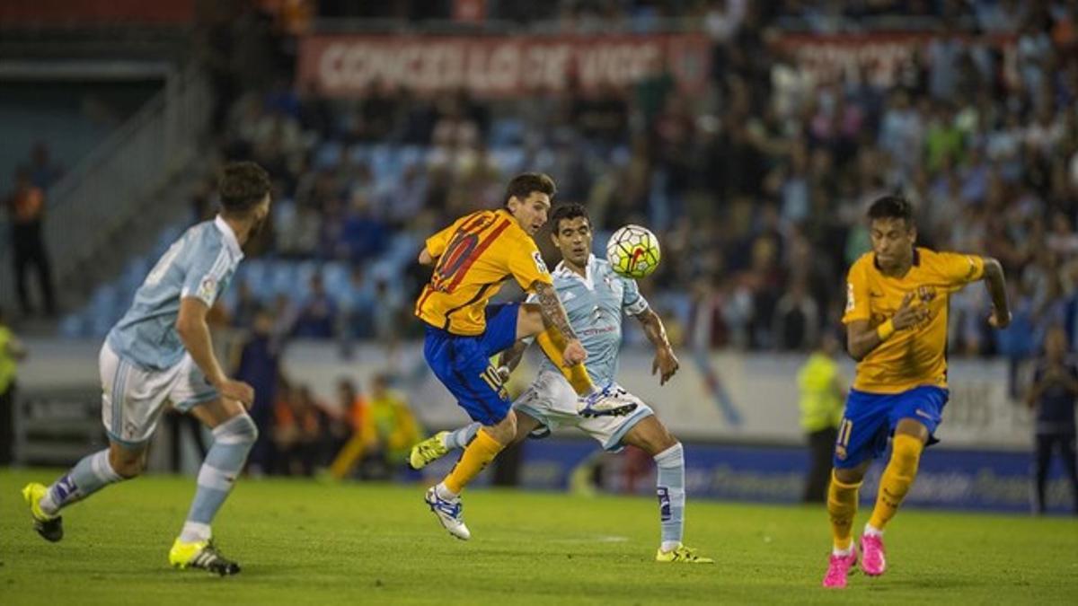 Messi recupera el balón ante Augusto.