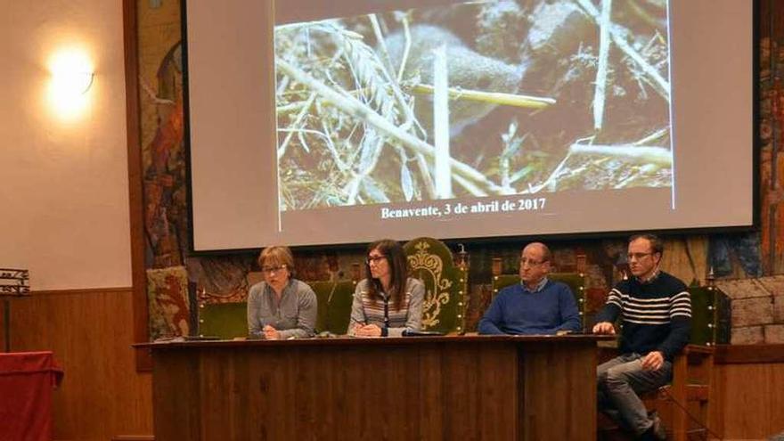 El encuentro con agricultores se celebró en la Casa de Cultura.