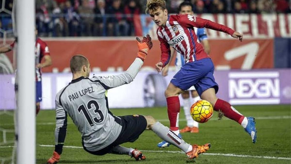 Antoine Griezmann supera a Pau López en el Atlético-Espanyol