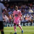 Ilaix Moriba controla el balón durante el partido