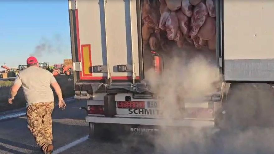 Vídeo: Un camió gironí perd una càrrega de 80.000 euros en pernils a França