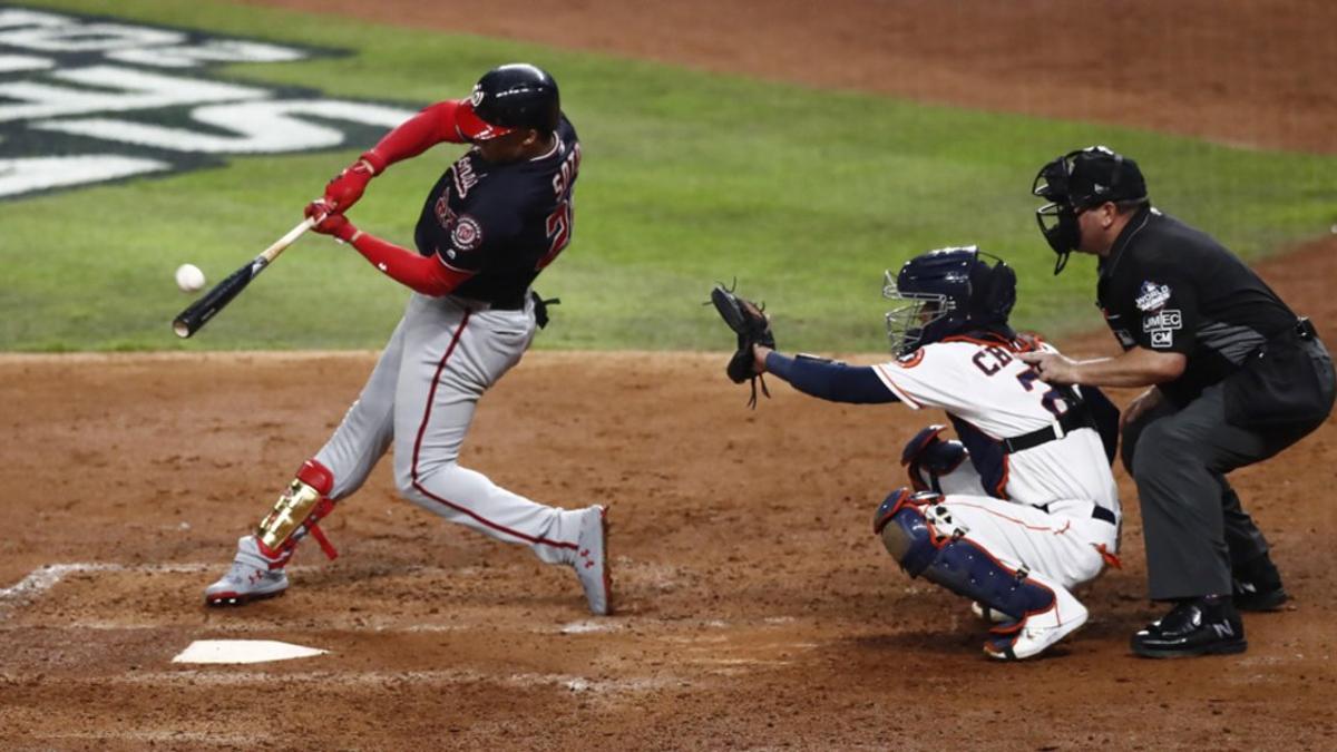 Juan Soto de los Washington Nationals golpea un solo home run contra los Houston Astros durante su partido de las MLB 2019 World Series en el Minute Maid Park en Houston, Texas,