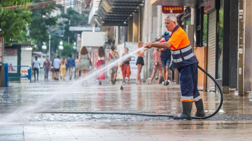 Un empleado de la UTE de la limpieza (FCC, Ferrovial y dos empresas de Ortiz) realiza labores de baldeo en la Rambla, en imagen reciente.