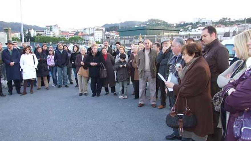 Un momento del acto celebrado en el paseo marítimo, ayer, en Marín.