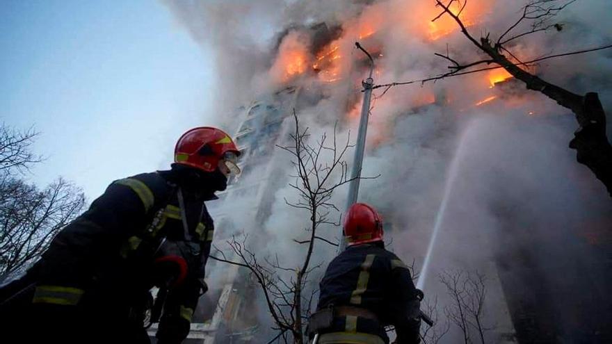 Un equipo de rescate trabajan junto a un edificio residencial dañado por los bombardeos en Kiev.