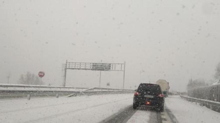 La autopista A 66 que une León con Asturias, afectada por el temporal de nieve