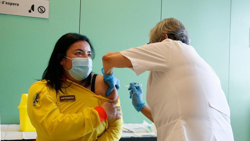 250 professionals reben la primera dosi de la vacuna de Moderna