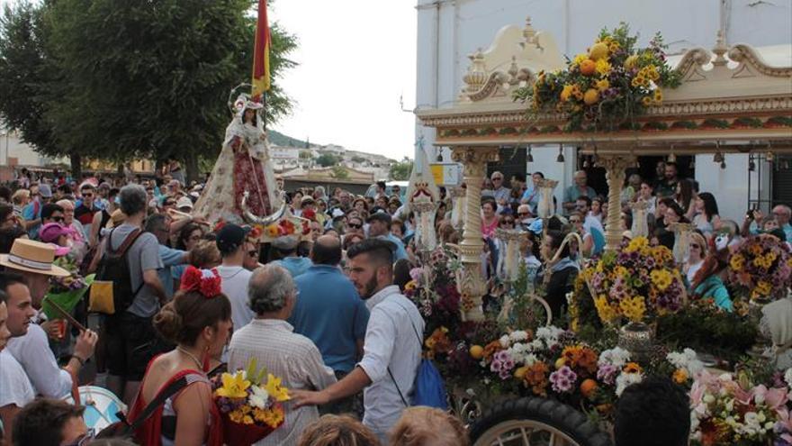 Numerosos devotos y caballistas acompañan a la Virgen de la Cabeza de Priego