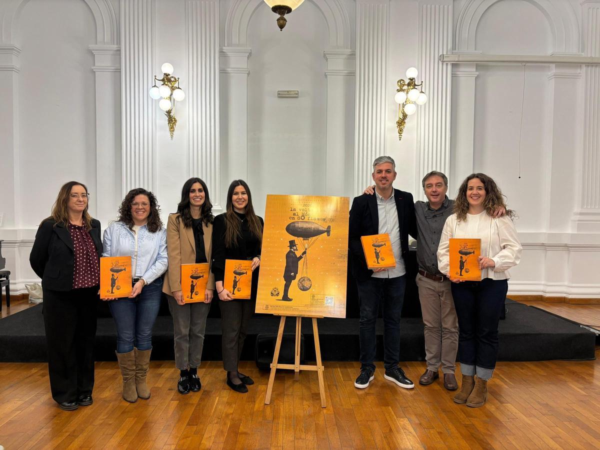 El equipo de trabajo del 'llibret' de Ferroviària, con la junta gestora de la falla.