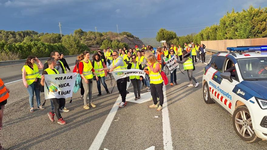 Famílies de Navàs tallant el trànsit de la C-16, aquest divendres a la tarda