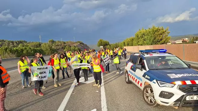 Famílies de l'institut de Navàs tallen la C-16 per reclamar el nou edifici