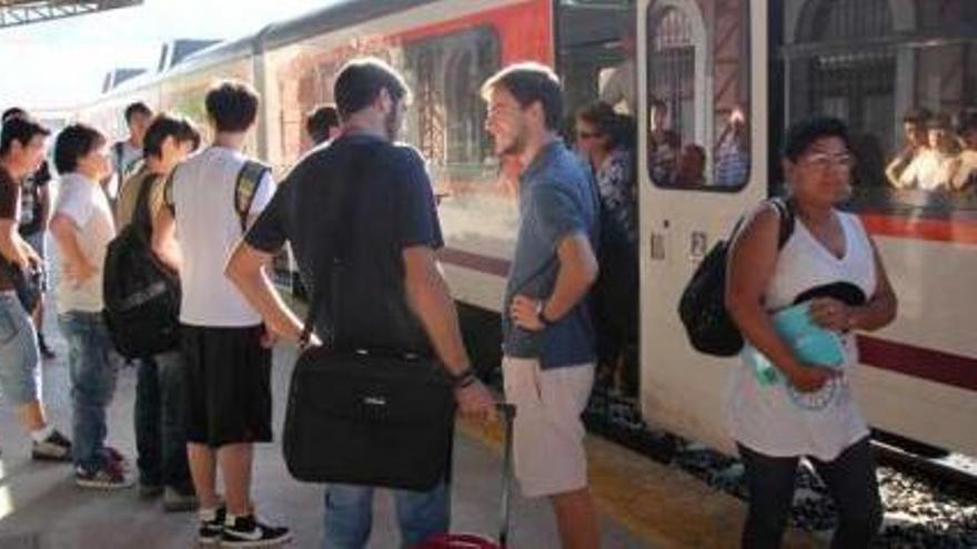 La velocidad media del tren Alcoy-Xàtiva-Valencia no alcanza los mínimos establecidos por Fomento.