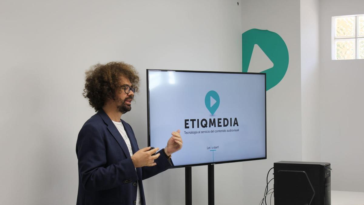 Antonio León, el CEO de Etiqmedia, imparte una charla para sus trabajadores.