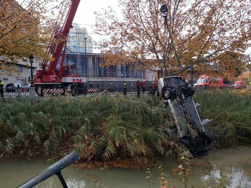 Los Bomberos de Zaragoza sacan un vehículo del canal