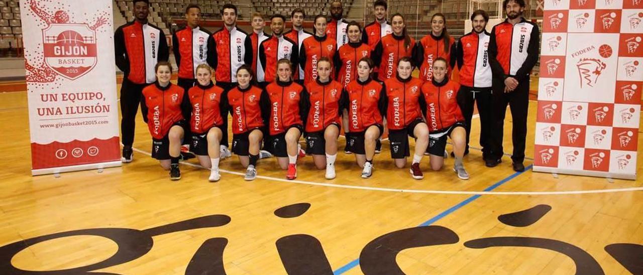 Las plantillas de los primeros equipos del Gijón Basket y el Fodeba posan juntas tras la firma del acuerdo.