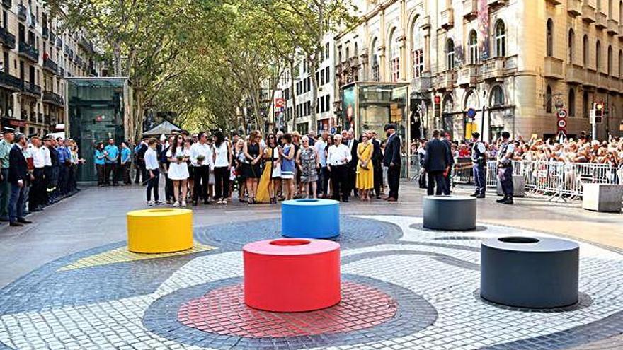 Familiars de les víctimes abans de l&#039;ofrena floral a la rambla de Barcelona, l&#039;agost del 2018.