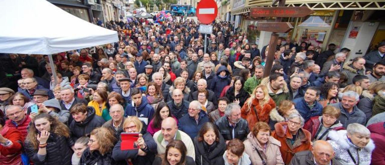 Cientos de personas agolpadas para presenciar el desfile de carrozas y comparsas el año pasado. |   // BERNABÉ