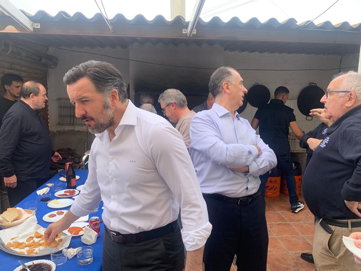 Un momento del aperitivo en la finca donde celebra sus eventos la Asociación de Amigos del Arroz con Costra de Elche