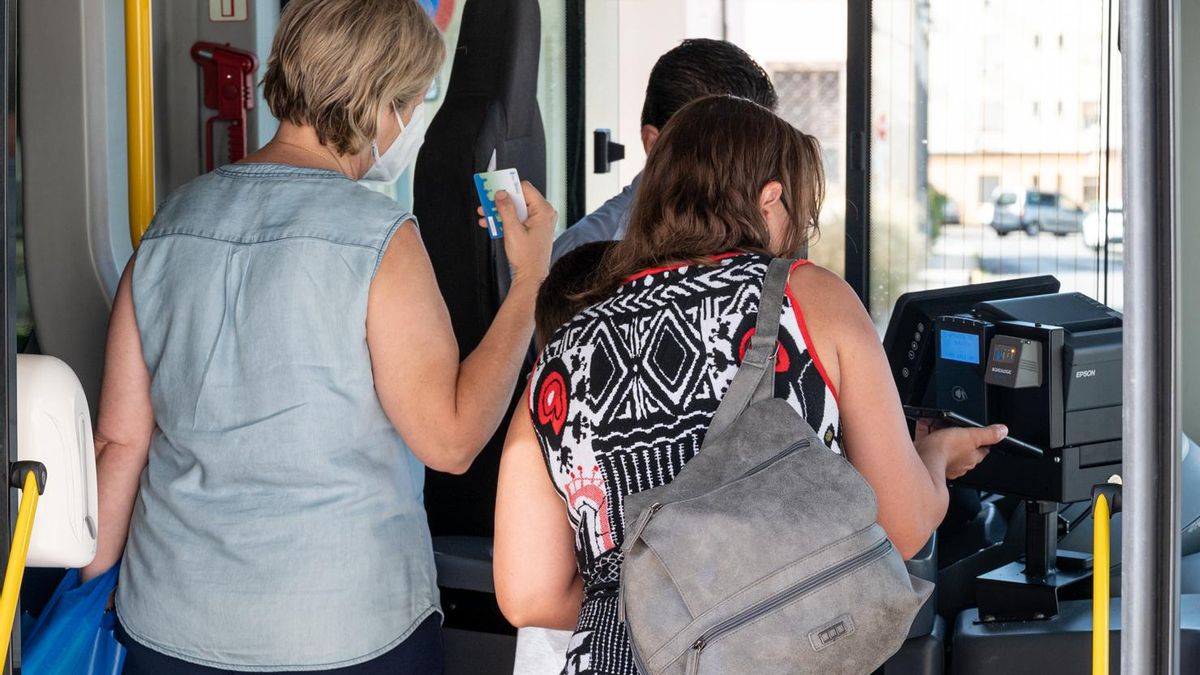 Dos usuarias acceden a un autobús urbano en Badajoz.