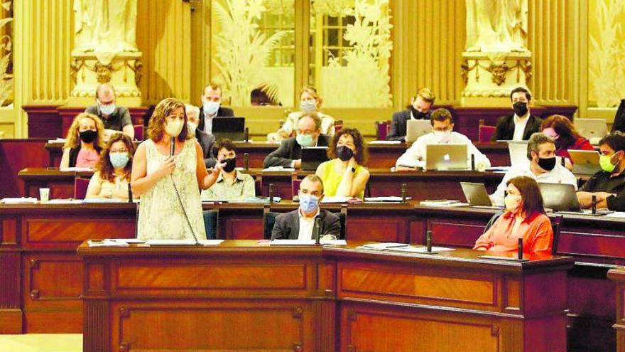 El Parlament recrimina el retraso con el REB pero no reprueba a la ministra