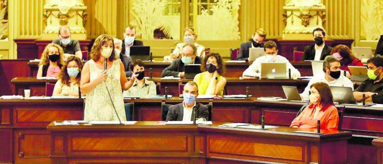 La presidenta Francina Armengol, durante una de sus intervenciones en el pleno del Parlament celebrado ayer. | GOVERN BALEAR